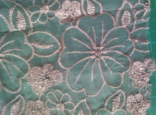 পলিয়েস্টার দোরোখা জরি তারেক সাদা পালক এবং কালো organza প্যাটার্ন