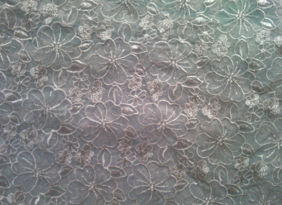 পলিয়েস্টার দোরোখা জরি তারেক সাদা পালক এবং কালো organza প্যাটার্ন