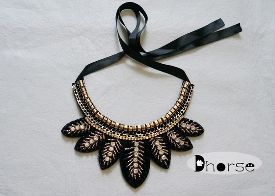 হস্তনির্মিত অপসৃতপূর্ণ Bling কাঁচ গুটিকা কলার নেকলেস, পাতার আকৃতি